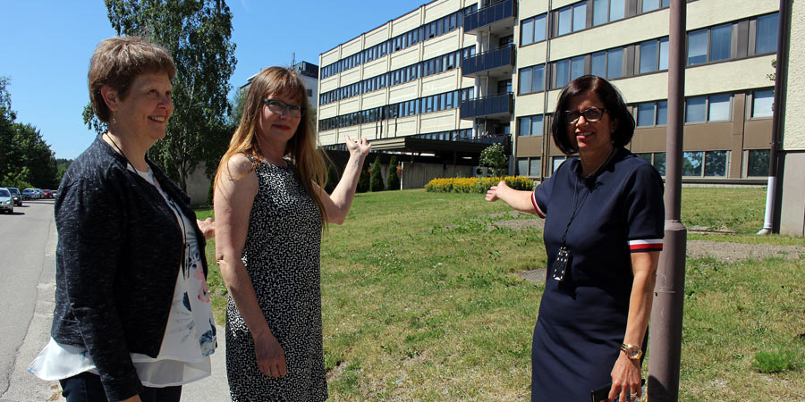 Tuija Skarp, Marjo Ramela ja Salon sairaalan vs. ylihoitaja seisovat uudisrakennuksen tontilla.