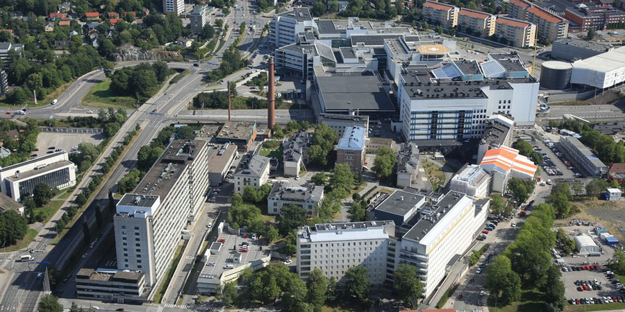 Åucs huvudsjukhusbyggnader fotograferade från luften, väster-sydvästlig riktning.