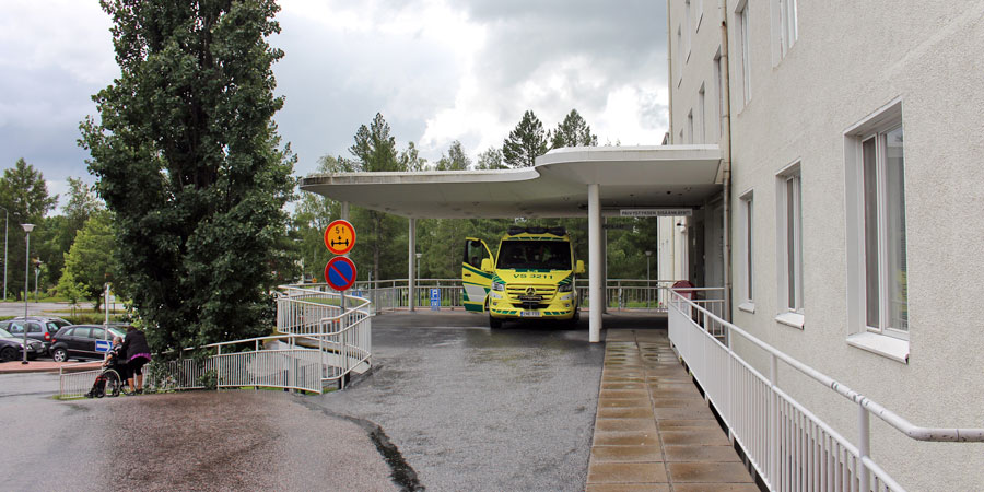 Ambulans framför akutinredningen på Tyks Loimaa sjukhus.