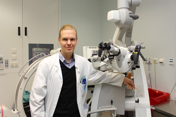 Jussi Posti käyttää työssään kuvassa näkyvää leikkausmikroskooppia.