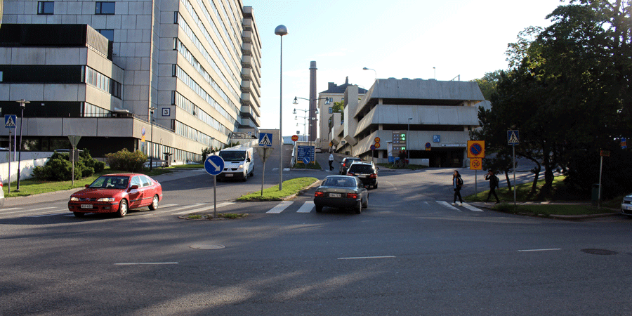 Man kommer till T-sjukhusets parkeringshus genom att svänga in från Kinakvarngatan.