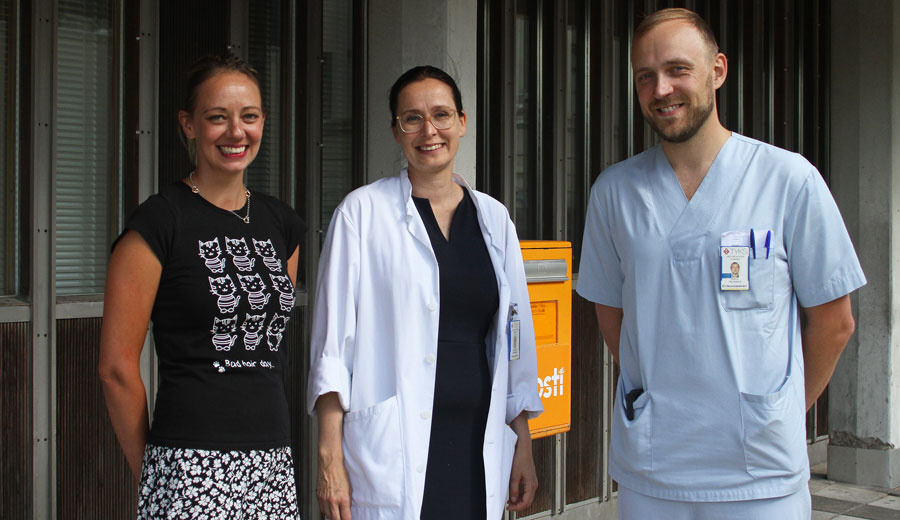 Lähteenmäki, Lempainen ja Helenius seisovat hymyillen U-sairaalan edustalla.