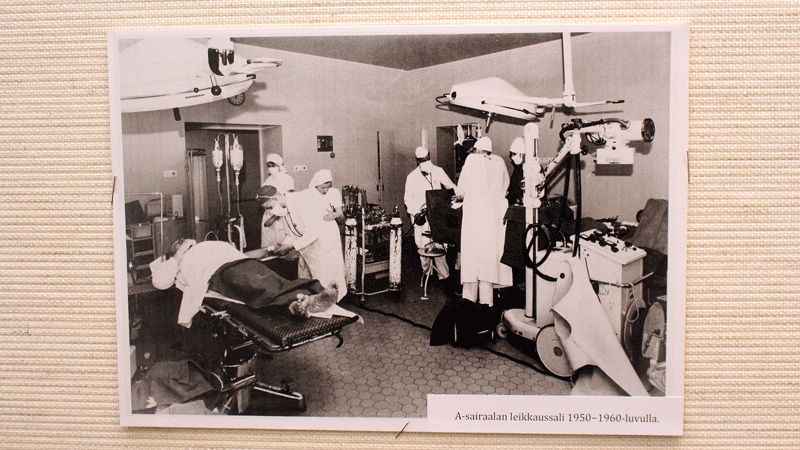Sairaalamuseossa oleva valokuva leikkaussalista 1950-60-luvulla.