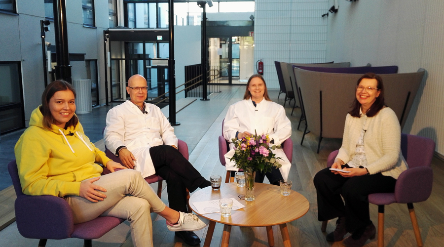 Matllda Gustafsson, Olli Tenovuo, Elina Rauhala ja Suvi Vainio istuvat nojatuoleissa aulassa.