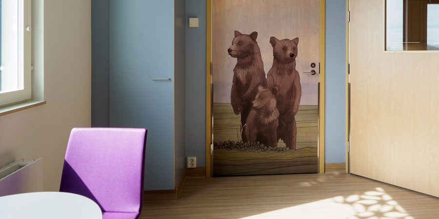 Potilashuone lasten syöpätautien osastolla. Ovea koristavat karhun kuvat.