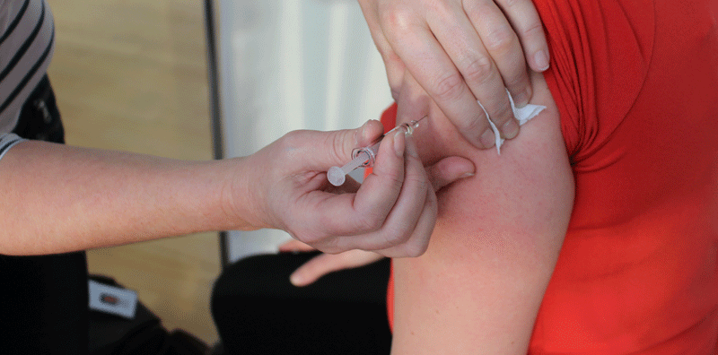 En kvinna tar vaccinet.