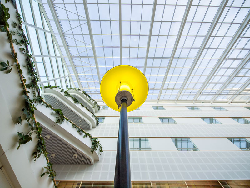 T-sairaalan aulassa oleva lamppu.