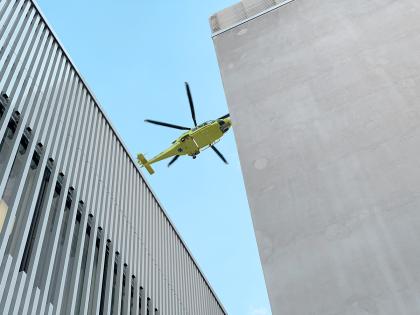 Finhems-helikopteri laskeutumassa Tyksin T-sairaalan laskeutumisalustalle.
