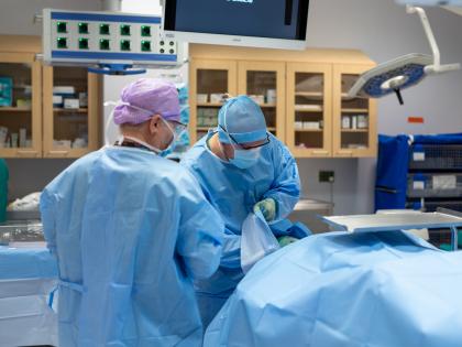 Instrumenttihoitajat peittelevät potilasta leikkausta varten