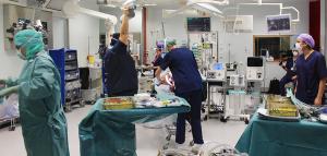 Leikkaussalihenkilökunta valmistelee potilasta leikkaukseen.
