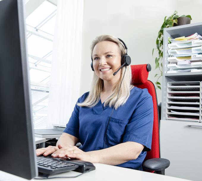 A call center employee is sitting at the computer.