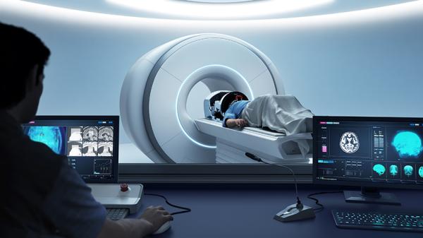 Potilas makoilee MRI-laitteessa, jossa Neuro-HIFU-laite.